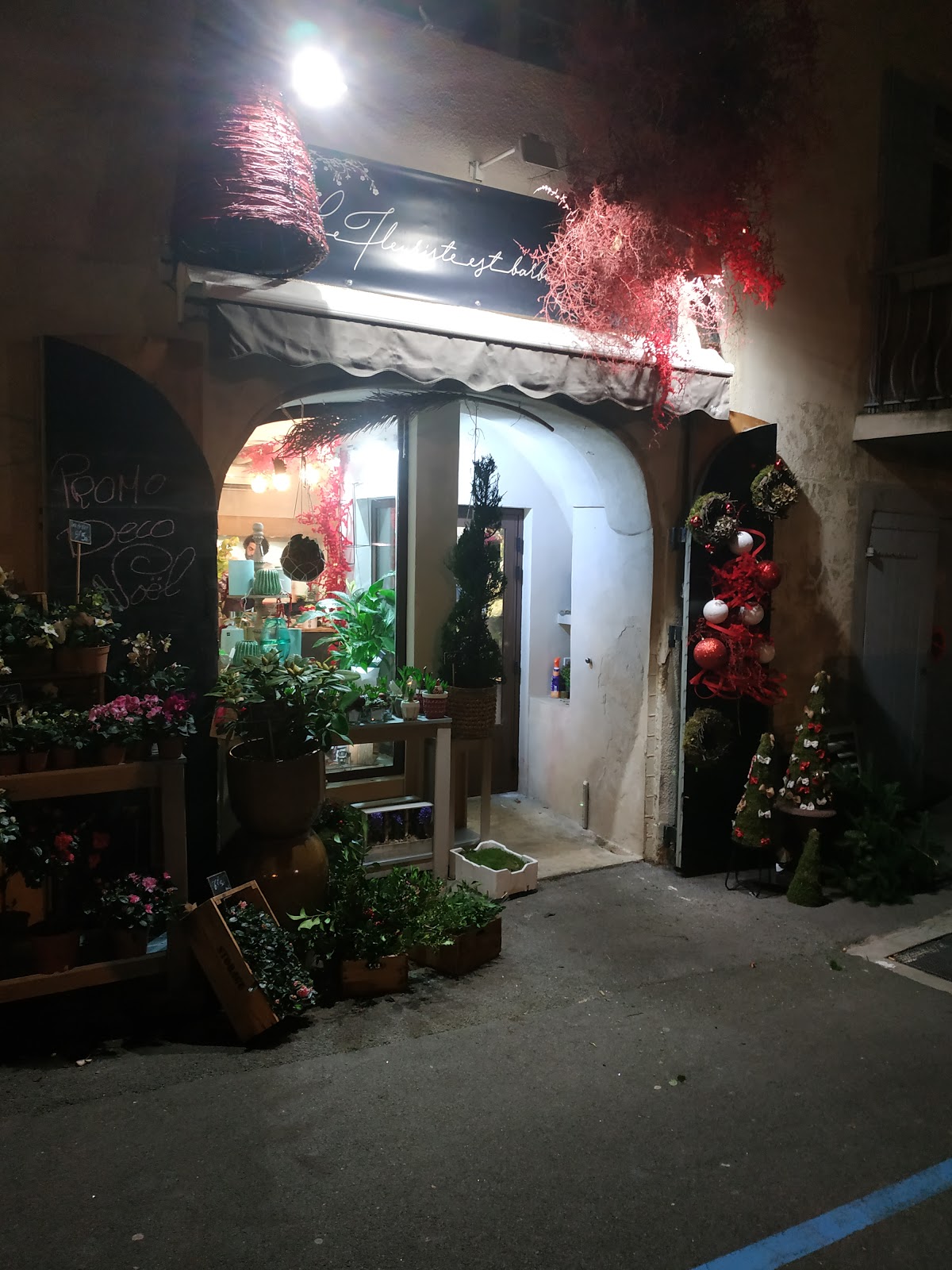 Le fleuriste est barbu