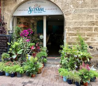 Fleuriste Suzanne aux yeux bleus 0