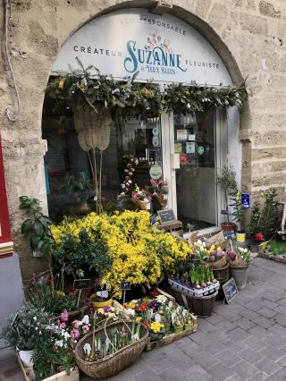 Fleuriste Suzanne aux yeux bleus 0
